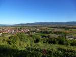 Blick von der Sdspitze des  Tuniberges ber die Rheinebene zum Schwarzwald, links im Vordergrund der Ort Munzingen, dahinter am Horizont ein Teil von Freiburg, Okt.2014