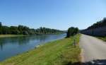 der Altrhein bei Rheinweiler, fluabwrts gesehen, mit dem Rheinuferweg und oberhalb der Sttzmauer die Bundesautobahn A5, Juli 2015 