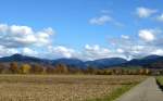 Blick aus der Rheinebene zum Schwarzwald, rechts der Weinort Wettelbrunn, Nov.2015