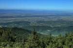 Blick vom 1165m hohen Hochblauen im sdlichen Schwarzwald Richtung Nord-West in die Rheinebene, am Horizont die Vogesen, Sept.2011