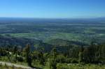 Blick vom 1165m hohen Hochblauen im sdlichen Schwarzwald ins Markgrflerland im Vordergrund und in die Rheinebene, ganz rechts am Horizont die Auslufer der Sdvogesen, Sept.2011