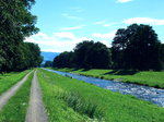 die Dreisam durchfliet die Rheinebene bei Freiburg, im Hintergrund der Schwarzwald, Aug.2014