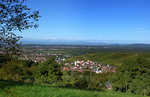 Blick auf den Weinort Ebringen im Markgräflerland und weiter in die Rheinebene bis zu den Vogesen, Okt.2014
