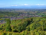 Blick vom 512m hohen Schneeberg bei Freiburg Richtung Süd-West in die Rheinebene und zu den Vogesen am Horizont, Okt.2014