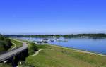 Neuried-Altenheim, Blick von der Restaurantterrasse des Europäischen Forums auf den Rhein mit dem Altenheimer Wassersportclub, links die Straßenbrücke der L98 über den Rhein, am