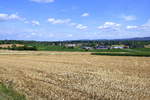 Blick vom Marchhügel nach Norden ins Freiburger Becken mit der Ortschaft Holzhausen, am Horizont die Vorberge des Schwarzwaldes im Landkreis Emmendingen, Juli 2020