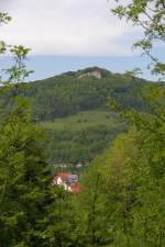 Ein Blick vom Tobelwasen ber Albstadt-Laufen zur Schalksburg.