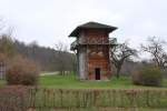 
Gegenüber der Zufahrt zum Kloster Lorch steht dieser nachgebaute römische Wehrturm, der an den Limes erinnern soll. Die Aufnahme entstand am 27.3.2015.