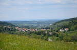 30. Mai 2019:
Blick von den  Räuten  bei Albstadt-Lautlingen ins Eyachtal. Ganz im Hintergrund ist der Schwarzwald zu erkennen.