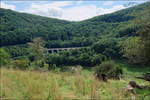 Das obere Filstal - 

bei wiesensteig. Ein weiterer Blick vom Naturschutgebiet 'Sterneck' übers Tal zum Steinbühlberg mit der Todsburgbrücke der A8.

10.08.2021 (M)