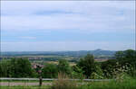 Weitblick vom Albtrauf -

... über das Albvorland in Richtung Göppingen mit dem Zeugenberg 'Hohenstaufen' rechts in der Ferne. Aufnahme aus dem Bus auf der Gammelshauser Steige.

21.08.2021 (M)