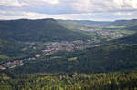 23. August 2022:
Vom 956 Meter hohen Lochenhörnle (meist nur Hörnle genannt) hat man den Blick über Albstadt-Laufen und Albstadt-Lautlingen (beide im Eachtal) bis hinauf nach Ebingen.
