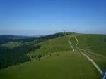 Blick vom Feldbergturm auf den hchsten Schwarzwaldgipfel, den Feldberg mit 1493m,  Juni 2010