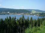 Blick auf den Ort Titisee und das gleichnamige Gewsser,  bekannter und oft berlaufener Ausflugspunkt im Schwarzwald,  Juli 2010