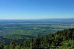 Blick vom 1165m hohen Blauen im sdlichen Schwarzwald auf die Rheinebene, rechts im Hintergrund die Auslufer der Vogesen, Sept.2011