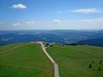 Blick vom Aussichtsturm auf dem Feldberg, hchster Berg des Schwarzwaldes mit 1493m, auf die Bergstation der Seilbahn und das Bismarckdenkmal, Juli 2010