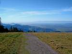 Blick vom 1241m hohen Kandel in die Rheinebene, ein Teil von Freiburg ist zu sehen und im rechten Hintergrund die Vogesen, Nov.2006