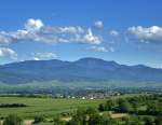 Blick vom Tuniberg zum Schwarzwald mit dem 1414m hohen Belchen, Mai 2014