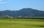 Blick von Heitersheim im Markgrflerland zu den Schwarzwaldbergen, davor der Weinort Ballrechten mit seiner weithin sichtbaren Dorfkirche, Okt.2015