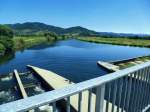 Blick ber das Kinzigstauwehr bei Offenburg fluaufwrts ins Kinzigtal im Mittleren Schwarzwald, Aug.2015