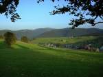 Blick vom Schauinsland zum 1492m hohen Feldberg, hchste Erhebung im Schwarzwald, im Tal die Ortschaft Hofsgrund, Sept.2008