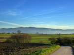 Blick vom Marchhgel in der Rheinebene zum Schwarzwald mit dem Schauinsland, dem 1284m hohen Hausberg von Freiburg, Jan.2016