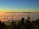 Blick beim Sonnenuntergang vom 1165m hohen Hochblauen im Südschwarzwald nach Westen, über die nebelgefüllte Oberrheinische Tiefebene zu den Südvogesen mit dem 1424m hohen Großen Belchen (Grand Ballon), Dez.2016