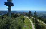 Blick vom Aussichtsturm auf dem Hochblauen im Sdschwarzwald Richtung Sden, ber das Berghotel zur Schweizer Jura, links der Fernsehturm, Sept.2011 