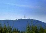 Blick aus Osten zum Gipfel des 1165m hohen Hochblauen im sdlichen Schwarzwald, links das Berghotel, mittig der 97m hohe Fernsehturm, rechts der Aussichtsturm von 1895, Sept.2016