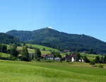 Schwarzwald, Blick aus dem Elztal bei Oberwinden zum 906m hohen Hrnle mit der Wallfahrtskapelle auf dem Gipfel, Juli 2017