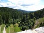 Schwarzenbachtalsperre, Blick von der Staumauer ins Tal des abflieenden Schwarzenbaches, Mai 2017