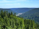 Bad Wildbad im Nordschwarzwald, Blick vom Sommerberg Richtung Norden ins Enztal, Aug.2017