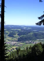 Schwarzwald, Ausblick vom Wanderweg auf den Hörnleberg(907m hoch) ins Elztal mit dem Ort Oberwinden, Juni 2019