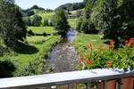 Fröhnd-Unterkastel im Wiesental/Südschwarzwald, Blick von der Straßenbrücke über die Wiese flußabwärts, Juli 2020