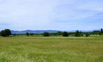 Blick aus dem Glottertal im Schwarzwald in die Rheinebene, links der Kaiserstuhl, rechts am Horizont die Vogesen, Mai 2022