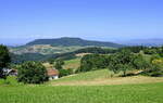 Horben im Schwarzwald, Blick vom Ort zum 644m hohen Schönberg, ganz rechts am Horizont der Kaiserstuhl, Juni 2022