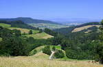 Blick von Horben westwärts, links der Schönberg 644m, am Horizont der Kaiserstuhl, davor ein Teil von Freiburg, Juni 2022