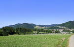 Elztal im mittleren Schwarzwald, Blick von den Siensbacher Höhen auf Kollnau, davor die Straßenbrücke der B294 und links die Kastelburg in Waldkirch, Juli 2022