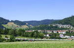 Blick von den Siensbacher Höhen im Elztal, links die Kirche von Kollnau, rechts die Häuser von Kollnau, davor die Talbrücke der B294, Juli 2022