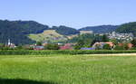 Blick von den Siensbacher Höhen im Elztal auf den Ort Kollnau mit der Kirche St.Josef links, Juli 2022