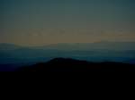 Diese Fernsicht von ber 100 Kilometern hatte man am 01.08.2007 vom Blauen (Hochblauen), 1165 m, im Sdschwarzwald. Zu sehen waren ber dem Dunst im schweizer Mittelland natrlich die 3- und 4000er der Alpen, davor der Jura (Basel-Land bzw. Aargau) und davor der Dinkelberg bzw. Oetlinger Hgel bei Lrrach. Das Bild ist etwas dunkler dargestellt, zwecks der  Highlights .