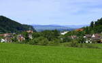 Blick über den Ort Glottertal im Schwarzwald, am Talausgang sieht man den Kaiserstuhl und am Horizont die Vogesen, Mai 2022