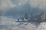 Ein kalter Wind treibt den Nebel auf den Aussichtspunkt  Amalienruhe  am Schluchsee zu.