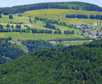 Teleblick vom Hasenhorn  auf die H�ngebr�cke und den Ort Todtnauberg rechts, Juni 2026
