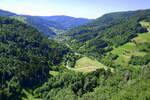 Blick von der Todnauer H�ngebr�cke nach S�den ins Wiesental, Juni 2026