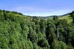 Blick von der Todtnauer H�ngebr�cke nach Norden auf den Ort Todtnauberg, Juni 2026