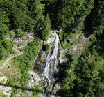 Blick von der Todtnauer H�ngebr�cke auf den 100m tiefer liegenden Todtnauer Wasserfall, Juni 2026