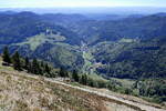 Blick vom 1414m hohen Belchen im S�dschwarzwald ins Kleine Wiesental, am Horizont die Schweizer Jura, Sept.2026