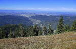 Blick vom 1414m hohen Belchen im S�dschwarzwald  nach Westen ins M�nstertal mit der gleichnamigen Ortschaft, dahinter die Rheinebene und am Horizont die Vogesen, Sept.2026