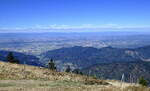 Blick vom 1414m hohen Belchen im S�dschwarzwald in die Rheinebene und die Vogesen am Horizont, Sept.2026